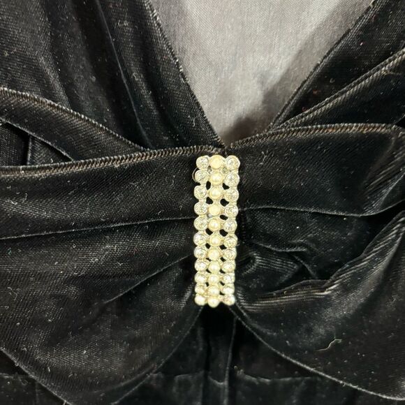 Vintage Union Made Black Velvet Low V Back Bow Detail Floor Length Dress 11/12 - Picture 8 of 16